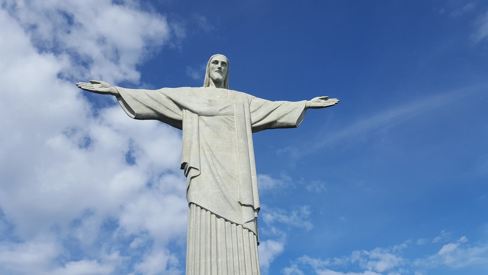 Imagem do Cristo Redentor de perto